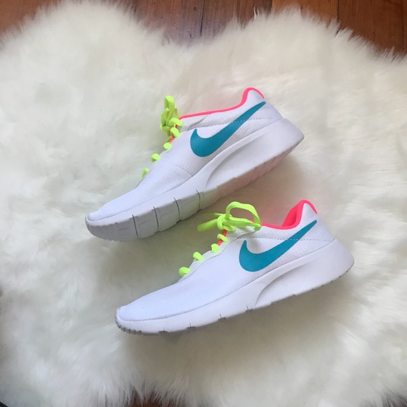 nike tanjun neon